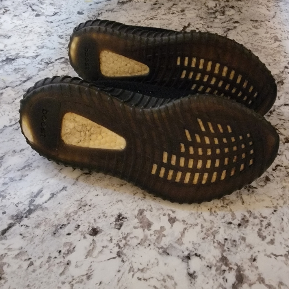Yeezy Boost 350 V2 in Black and White $70 or BEST offer - Picture 3 of 9